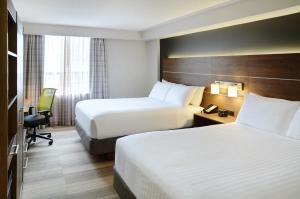 多伦多多伦多市中心快捷假日酒店的酒店客房配有两张床和一张书桌