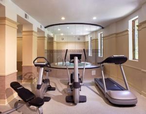 芝加哥Best Western Plus Hawthorne Terrace Hotel的健身房设有桌子和健身器材