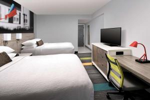 杰克逊维尔海滩贝斯特韦斯特海滨杰克逊维尔海滩酒店的酒店客房设有两张床、一张书桌和电视