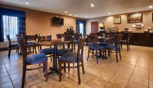 罗阿诺克拉皮兹SureStay Plus Hotel by Best Western Roanoke Rapids I-95的一间带桌椅的餐厅和一间厨房