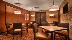 安大略安大略机场德林酒店的用餐室配有桌椅和灯光