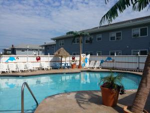 大洋城Blue Wave Inn - Ocean City的房屋前的游泳池
