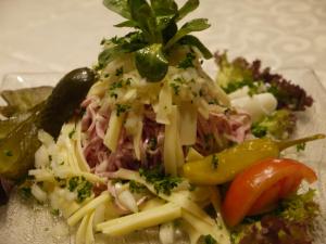 恩丁根恩格尔酒店的盘子里的食物,有沙拉和蔬菜