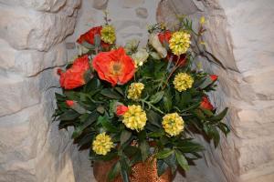 阿尔贝罗贝洛Trulli Aia Piccola的花束在墙上花瓶里