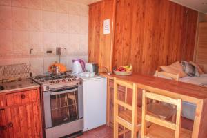 卡斯特鲁帕拉菲托斯渔村度假屋的厨房配有炉灶和带水槽的台面