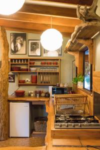 巴里敦森林边缘度假屋的一间带柜台和炉灶的厨房 顶部烤箱