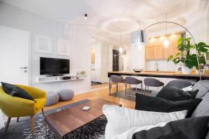 萨格勒布Hella Apartment的带沙发和黄色椅子的客厅