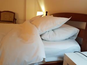 布加勒斯特Bucharest Boutique Accommodation by Hotels的床上铺有白色枕头的床