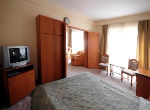 特尔古穆列什埃弗里斯特酒店的酒店客房,配有床和电视