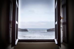 巴罗德亚尼斯卡亚皮酒店 - 金塔马尔的享有海景的开放式窗户