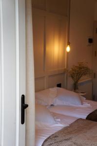 SomozasCasa Amando的一间卧室配有一张带白色床单的床和一扇窗户。
