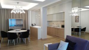 普拉加德阿罗Cosmo Apartments Platja d'Aro的客厅以及带桌椅的厨房。