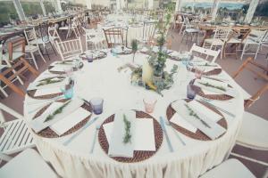 波伊奥阿马奎亚酒店的一张桌子,上面有白色的桌布和盘子
