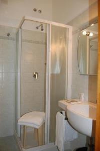 利沃诺Hotel Citta'的带淋浴、盥洗盆和卫生间的浴室