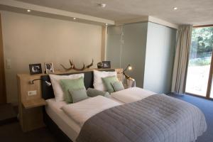 Birkenau兰莫硕夫兰德酒店的一间卧室配有一张带绿色和白色枕头的大床