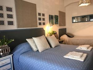 雷焦卡拉布里亚RighePois的一间卧室配有蓝色的床和枕头