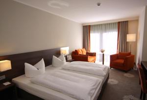多特蒙德威特金德索夫公园酒店的酒店客房带两张床和一个客厅