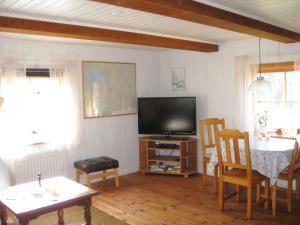 UrshultTildas Urshult的客厅配有电视和桌椅