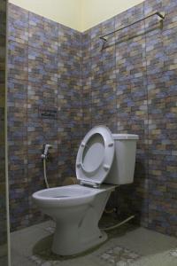 Ban Nong Chang纳维西萨查那莱经济型酒店的浴室设有卫生间和瓷砖墙