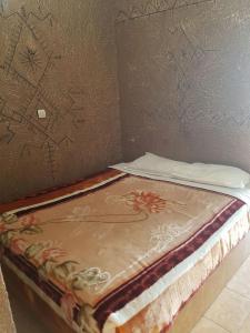 阿加迪尔Residence Tafat的墙上的小床