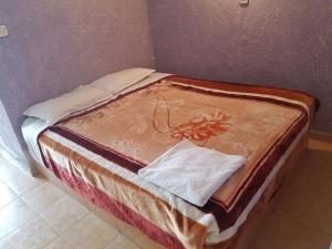 阿加迪尔Residence Tafat的一张靠墙的睡床