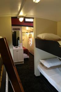 朗克斯红色守车餐厅汽车旅馆的客房设有两张双层床和镜子