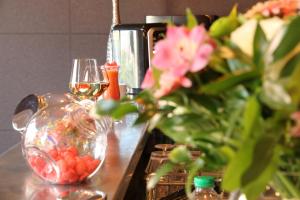 乌尔加特莱班别墅酒店的一张桌子,上面放着两杯葡萄酒和花瓶