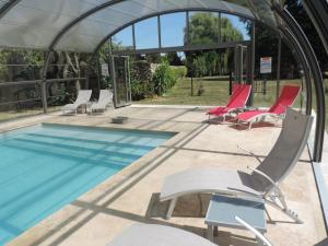 Saint-Branchs克德勒查尔住宿加早餐旅馆的一个带躺椅的游泳池和一个游泳池