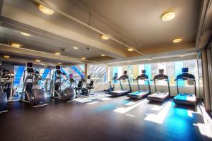 温哥华品纳寇海滨酒店的一间健身房,里面设有跑步机和椭圆机