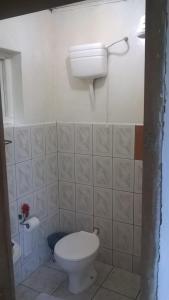 米洛韦吉Pousada Sempre Viva的浴室配有白色卫生间和盥洗盆。