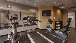 贝斯特韦斯特百优套房酒店的健身中心和/或健身设施