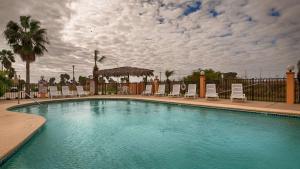 科珀斯克里斯蒂帕德里岛贝斯特韦斯特酒店的一个带椅子和围栏的大型游泳池