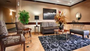 凯蒂贝斯特韦斯特百老汇套房酒店 的客厅配有椅子、沙发和桌子