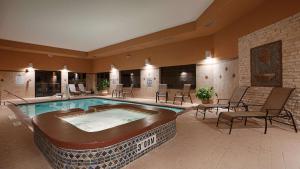 Lytle莱特尔贝斯特韦斯特优质酒店和套房的一个带桌椅的房间的大型游泳池