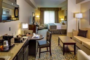 阿灵顿阿灵顿/马里斯维尔贝斯特韦斯特优质酒店的酒店客房设有一张特大号床和一间客厅。