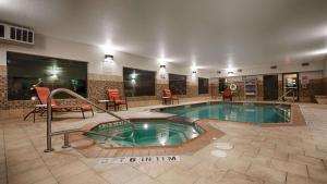 圣安东尼奥贝斯特韦斯特和帕洛阿尔托酒店及套房的酒店客房中间的游泳池