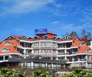 西姆拉Marigold Sarovar Portico Shimla的上面有橙色屋顶的酒店