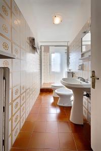 奥斯塔曼库索维尔森酒店的浴室设有2个水槽和2个卫生间。