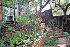 约翰内斯堡威斯特摩兰山林小屋的一座带石墙和石楼梯的花园