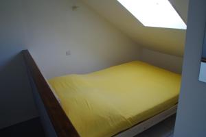 埃塔普勒L'annexe的一个小房间的小床,设有窗户