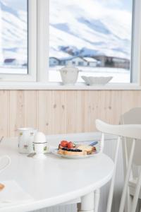 阿克雷里巴艾吉萨旅馆的一张白色桌子,上面有盘子的食物