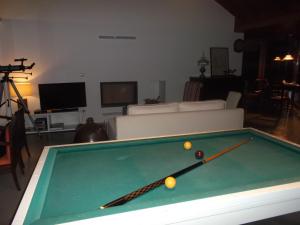 卡佩拉什Quinta da Tilia Boutique Retreat的客厅里一张带球的台球桌