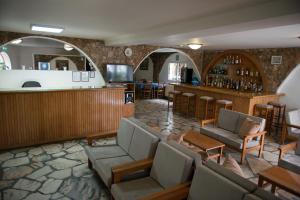 利马索尔乐村酒店 的一间酒吧,在房间内配有沙发和椅子