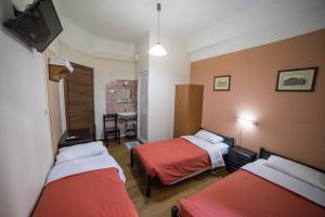 雅典坦普酒店的酒店客房设有两张床和电视。