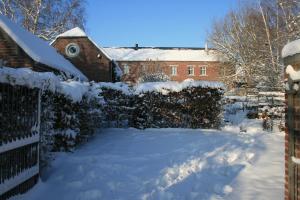 Aische-en-Refail拉查布雷达科特住宿加早餐旅馆的房子前面的雪堆积的院子