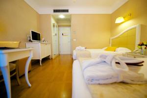 米兰米兰中心美居酒店的酒店客房配有两张床和一张书桌