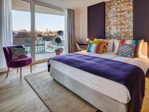 卢塞恩卢塞恩安克尔酒店的一间卧室设有一张大床和一个大窗户