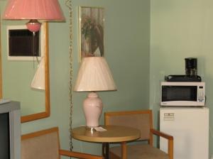 苏圣玛丽萨特莱特汽车旅馆的厨房里配有带台灯和微波炉的桌子