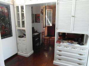 罗马阿比塔兹纳皮吉纳托住宿加早餐酒店的一间设有梳妆台和白色橱柜的衣柜的房间