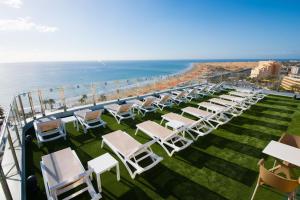 英格兰海滩HL Suitehotel Playa del Inglés - Adults Only的一张躺椅和海滩